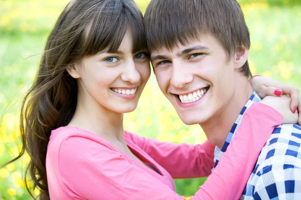 Sorridente giovane coppia — Foto Stock