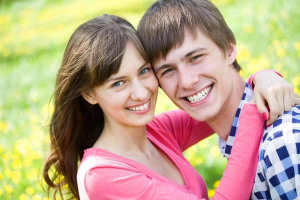 Sonriente joven pareja —  Fotos de Stock