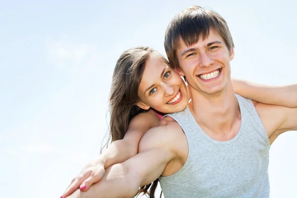 Vrouw omarmen haar vriendje — Stockfoto