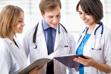 Doktor arkadaşları ile