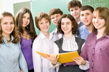 öğrencilere ders kitabı okuyun