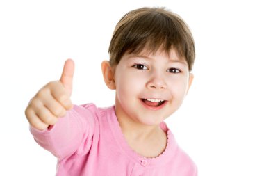 Neşeli kız baş parmağını gösteriyor