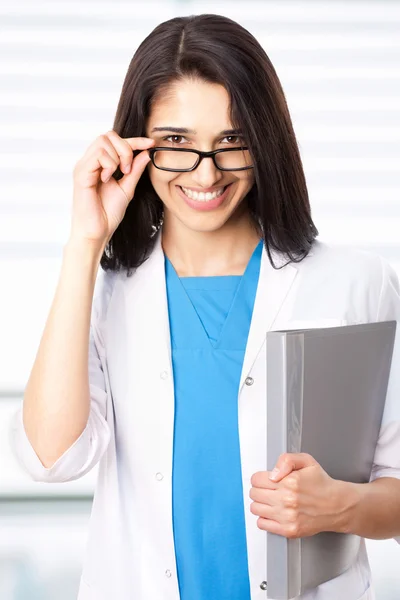 Médecin avec lunettes — Photo