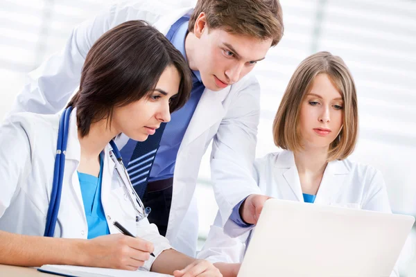 Doctors working at laptop — Stock Photo, Image