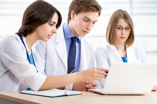 Doctors working at laptop — Stock Photo, Image