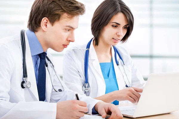 Lékaři pracující na laptop — Stock fotografie