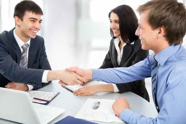 Zakelijke mensen schudden handen — Stockfoto