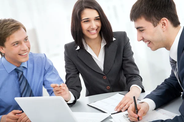 Junge Geschäftsleute — Stockfoto