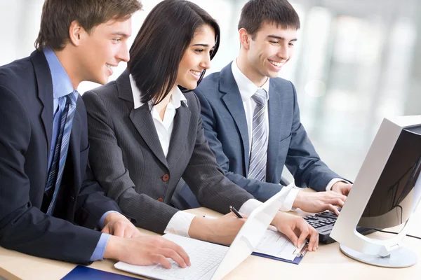 Geschäftsleute mit Computer — Stockfoto