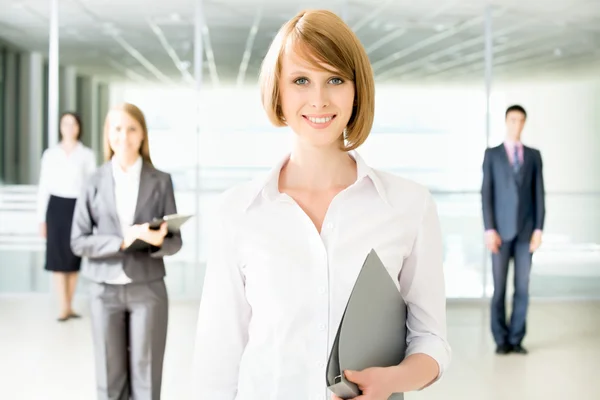 Mujer de negocios con colegas — Foto de Stock