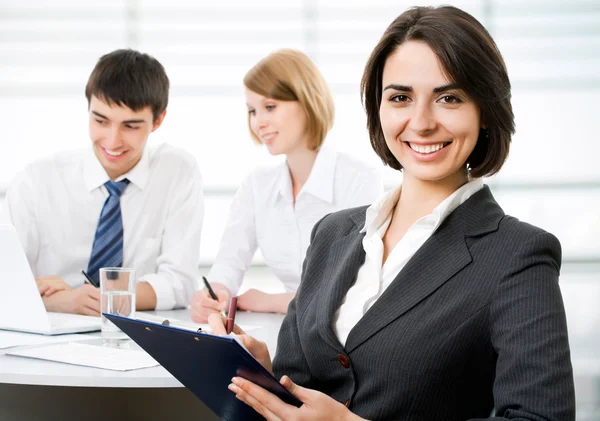 Mujer de negocios con equipo — Foto de Stock