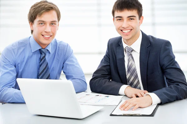 Hombres de negocios con computadora — Foto de Stock