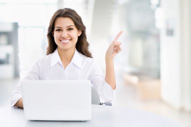 Bilgisayarlı iş kadını