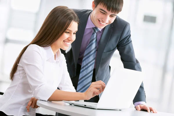 Zakenmensen die op laptop werken — Stockfoto