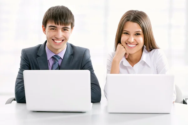 Geschäftsleute im Büro — Stockfoto