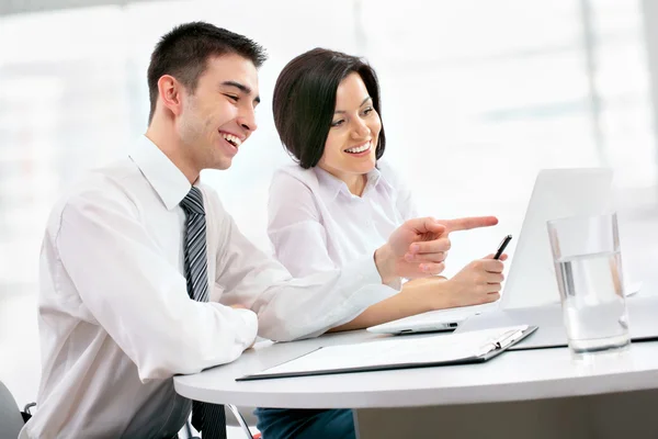 Geschäftsleute mit Laptop — Stockfoto