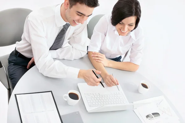 Zakenmensen met laptop — Stockfoto