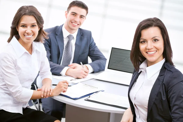 Junge Geschäftsleute — Stockfoto