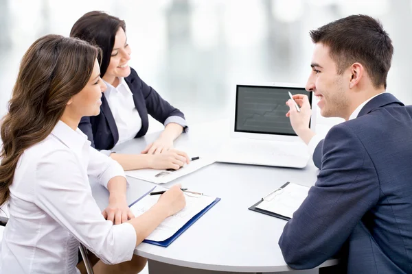 Zakenmensen op vergadering — Stockfoto