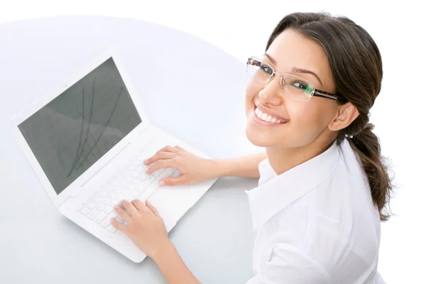 Forretning kvinde ved hjælp af laptop - Stock-foto