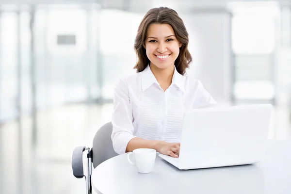 Zakelijke vrouw werkt op laptop — Stockfoto