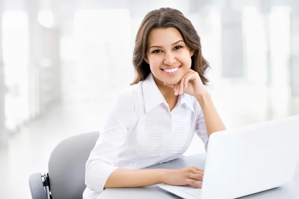 Geschäftsfrau arbeitet am Laptop — Stockfoto