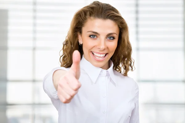 Mujer de negocios con el pulgar hacia arriba gesto — Foto de Stock