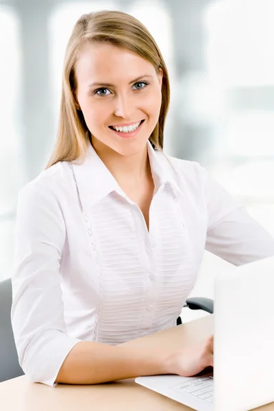 Business woman working on laptop — Stock Photo, Image