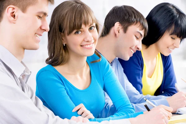 Studenten kijken camera — Stockfoto