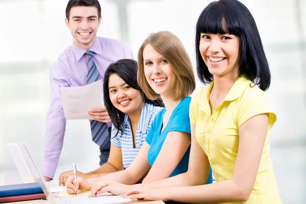 Studenten die samen studeren — Stockfoto