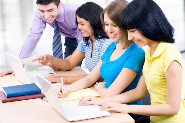 Studenti che studiano insieme — Foto Stock