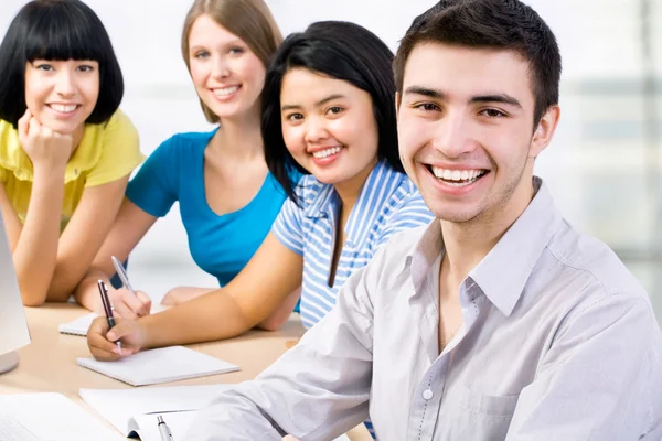 Estudiantes estudiando juntos — Foto de Stock