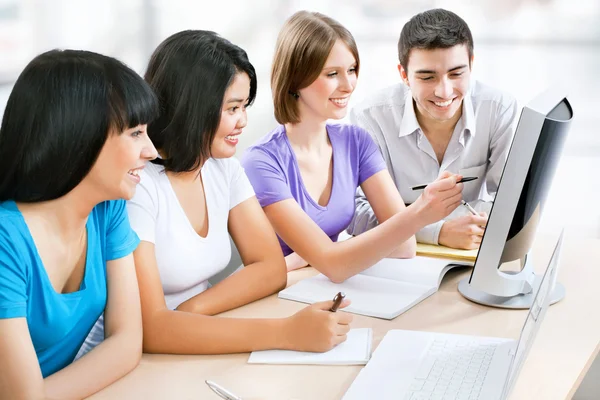 Jóvenes estudiantes estudiando juntos — Foto de Stock