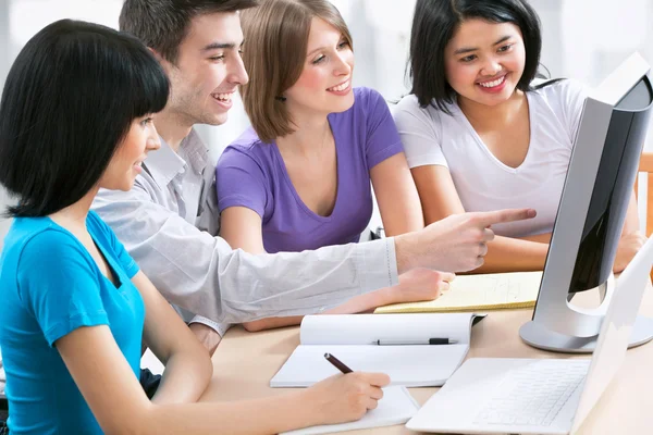 Junge Studenten lernen gemeinsam — Stockfoto