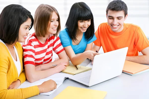 Studenti che studiano con laptop — Foto Stock