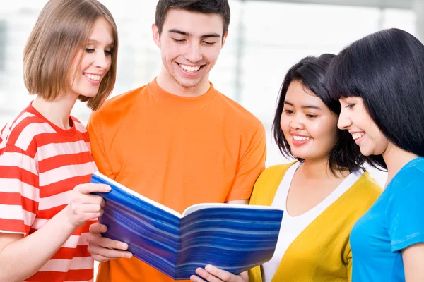 Estudiantes con libro — Foto de Stock