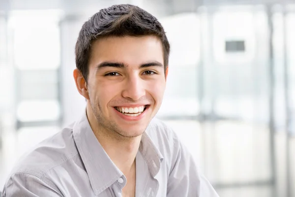 Glücklicher junger Geschäftsmann — Stockfoto