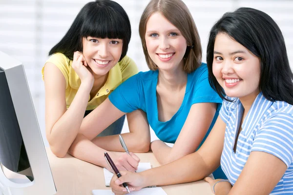 Vrouwelijke studenten — Stockfoto