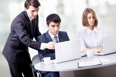 dizüstü bilgisayarlarda çalışan iş adamları