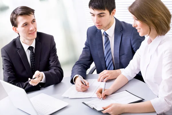 Zakenmensen op vergadering — Stockfoto