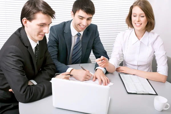 Zakenmensen op vergadering — Stockfoto