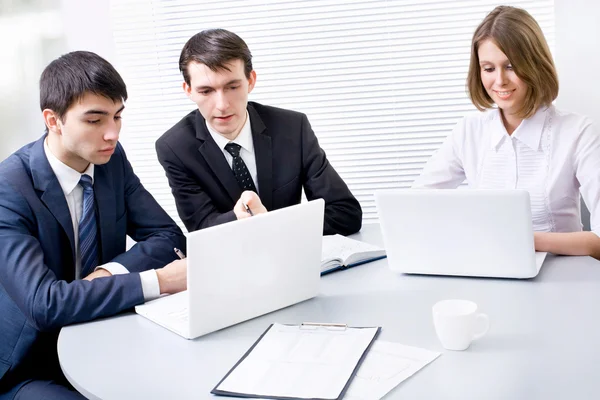 Mensen uit het bedrijfsleven werken — Stockfoto