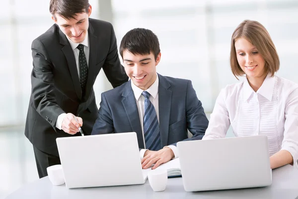 Empresários que trabalham em laptops — Fotografia de Stock