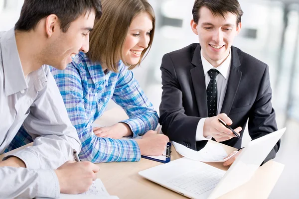 Junge Geschäftsleute — Stockfoto