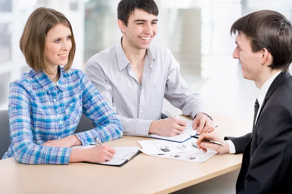 Reunión en el banco — Foto de Stock