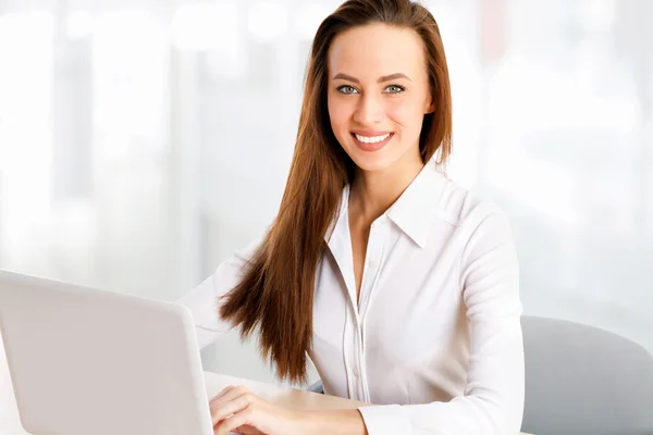 Forretning kvinde arbejder på laptop - Stock-foto