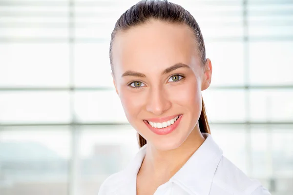 Joven mujer de negocios sonriendo —  Fotos de Stock