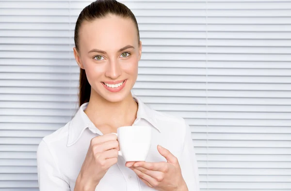 Zakenvrouw met kop koffie — Stockfoto