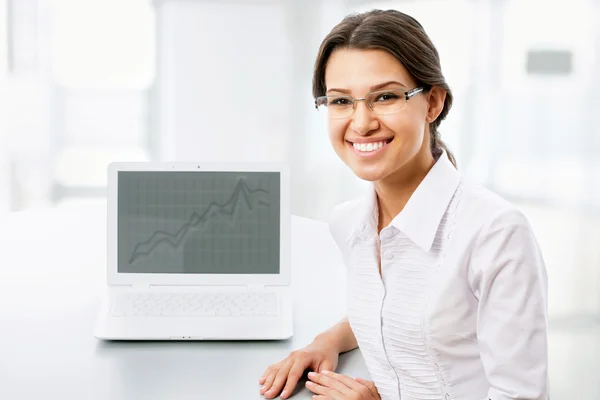 Business woman with laptop — Stock Photo, Image