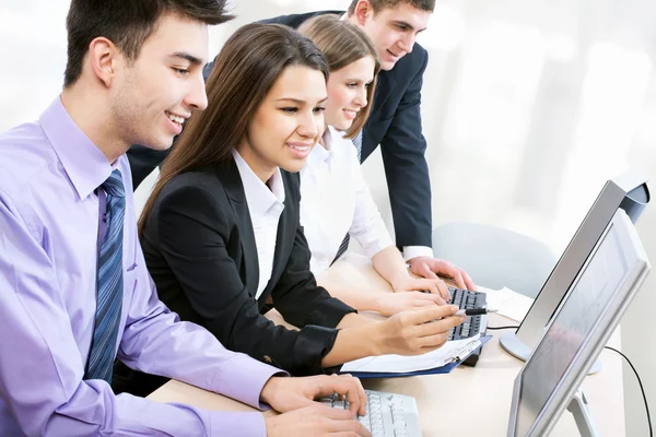 Junge Geschäftsleute — Stockfoto